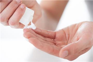Ob Lipide in einem Produkt enthalten sind, erfahren Verbraucher aus der INCI-Liste der Inhaltsstoffe auf der Verpackung oder dem Beipackzettel. Foto: Christin Klose