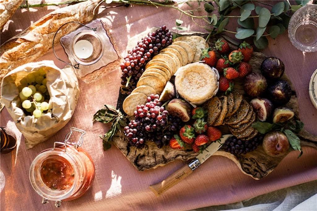 Idyllischer Genuss: 7 Biergärten und Picknickplätze in NRW tisch voller lebensmittel