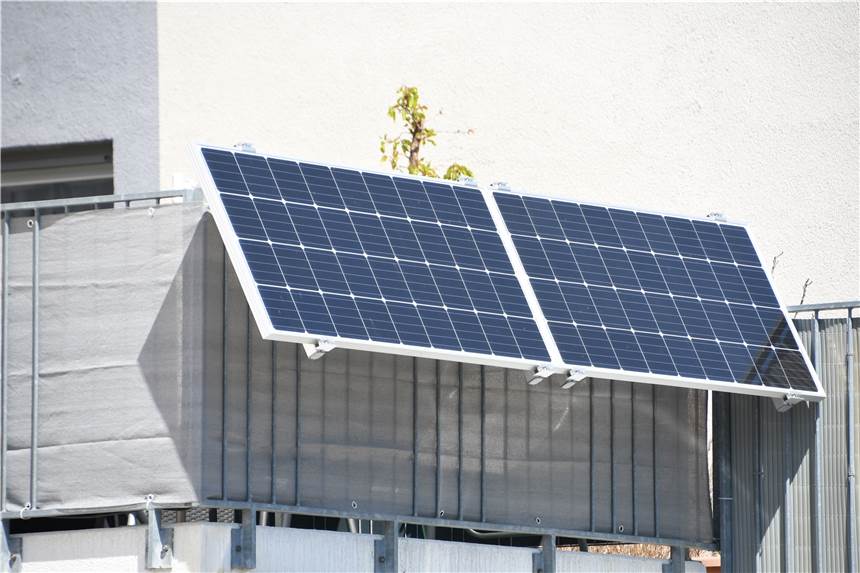 Einnahmen durch Solarenergie: Besitzer von PV-Anlagen dürfen sich freuen Ob Photovoltaikanlage auf dem Dach oder am Balkon: Künftig soll es einfacher möglich sein, sich von der Einkommensteuerpflicht befreien zu lassen. Schließlich nutzen Haushalte den selbst erzeugten Solarstrom oft selbst und nehmen die Vergütung für das Einspeisen ins öffentliche Netz nicht in Anspruch.