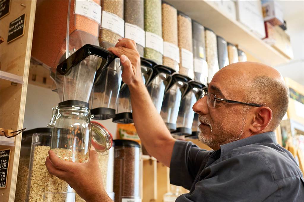 Unverpackt-Läden in der Krise: Wie Cem Erdogdu seinen Laden retten will Ob rote Linsen oder Haferflocken: Nahezu alle Trockenprodukte lasse sich unverpackt verkaufen – und nicht nur die.