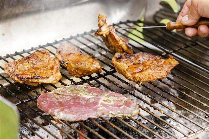 7 Tipps rund ums Angrillen im Frühling Ob Schwein, Geflügel oder Rind: Fleisch sollte auf dem Grill immer gut durchgegart werden - so werden mögliche Krankheitserreger abgetötet. Foto: Monique Wüstenhagen