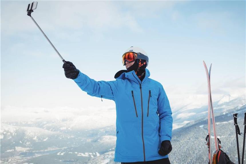 Sicherheit geht vor: Mit dem Smartphone auf die Piste Ob Selfie, Gruppenfoto oder Schnappschuss: Aus Sicherheitsgründen sollte man das Smartphone nur am Pistenrand hervorholen. Foto: Wavebreak Media LTD/dpa-tmn