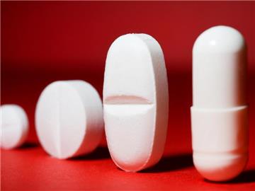 Ob sie echt sind, sieht man den Pillen nicht an. Daher sollten sich Verbraucher zumindest einen Eindruck darüber verschaffen, ob ihre Versandapotheke seriös ist. Foto: Franziska Gabbert
