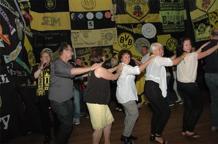 Ob Speielerlegende Siggi Held, die stellvertretende Bürgermeisterin Jutta Steiner, Kinderlachen-Chef Christian Vosseler oder BVB-Fans aus Freiburg, sie alle waren überwältigt, was der BVB-Fanclub am Samstagabend auf die Beine gestellt hatte. Die schwarz-gelbe Gala uferte in eine rauschende Party aus.