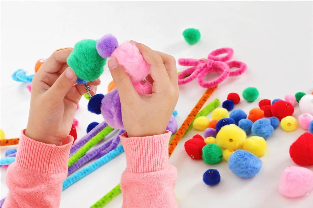 Warmes Material an kalten Tagen: Das kann man mit Wolle machen pompons armband