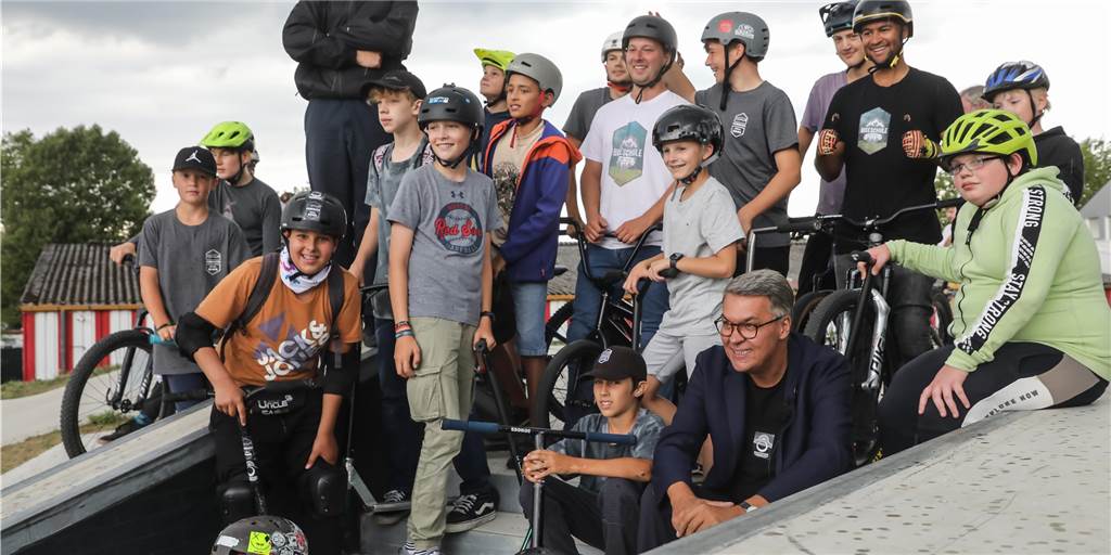Deutschlands größter Skatepark steht jetzt in Hombruch – Lob vom BMX-Weltrekordler OB Thomas Westphal (dunkelblaues Jackett) machte einen Rundgang, verzichtete aber darauf, selbst die Anlage auszuprobieren.
