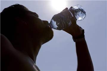 Ob Wasser oder Fruchtschorle - viel zu trinken ist bei Hitze das A und O. Foto: Monique Wüstenhagen