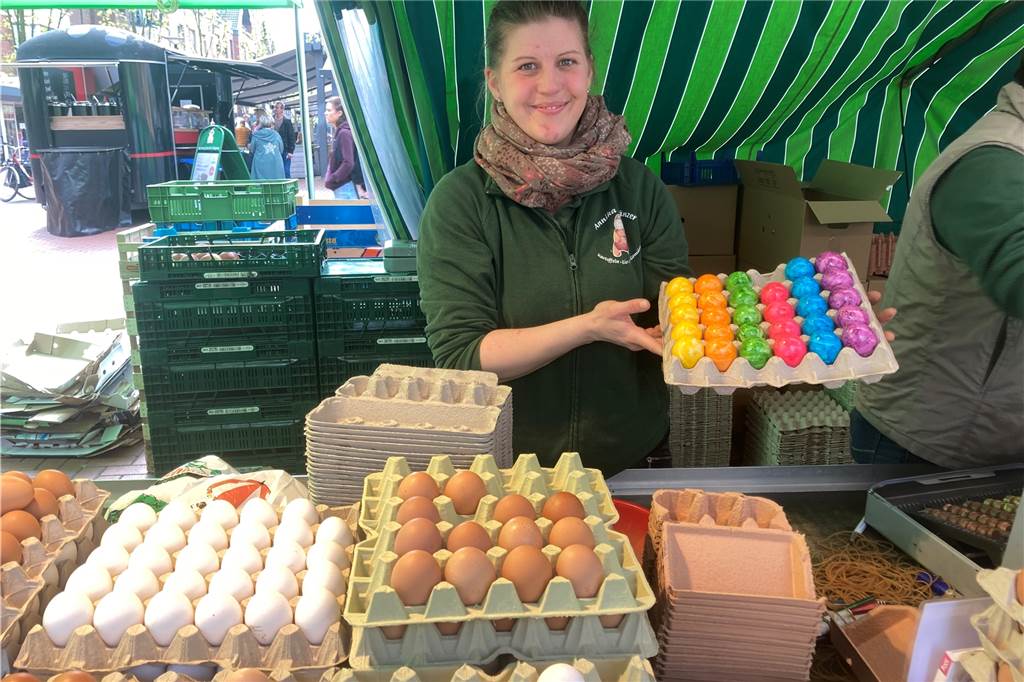 Weniger Eier zu Ostern? Händler sind sich auf dem Lüner Wochenmarkt uneinig Ob weiß, braun oder gleich gefärbt: Annika Fränzer verkaufte weniger Ei als sonst vor Ostern.