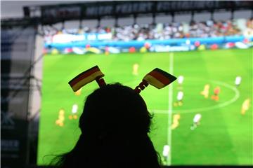 Ob WM-Spiele während der Arbeitszeit gesehen werden dürfen hängt vom Arbeitgeber ab. Manche Unternehmen stellen sogar Fenseher oder einen Beamer auf. Foto: Patrick Seeger