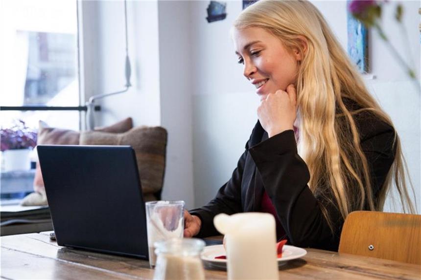 Ob zu Hause oder im Café: Clickworker können theoretisch von überall aus arbeiten. Hauptsache, es gibt eine Internetverbindung. Davon zu leben, ist allerdings schwer. Foto: Christin Klose