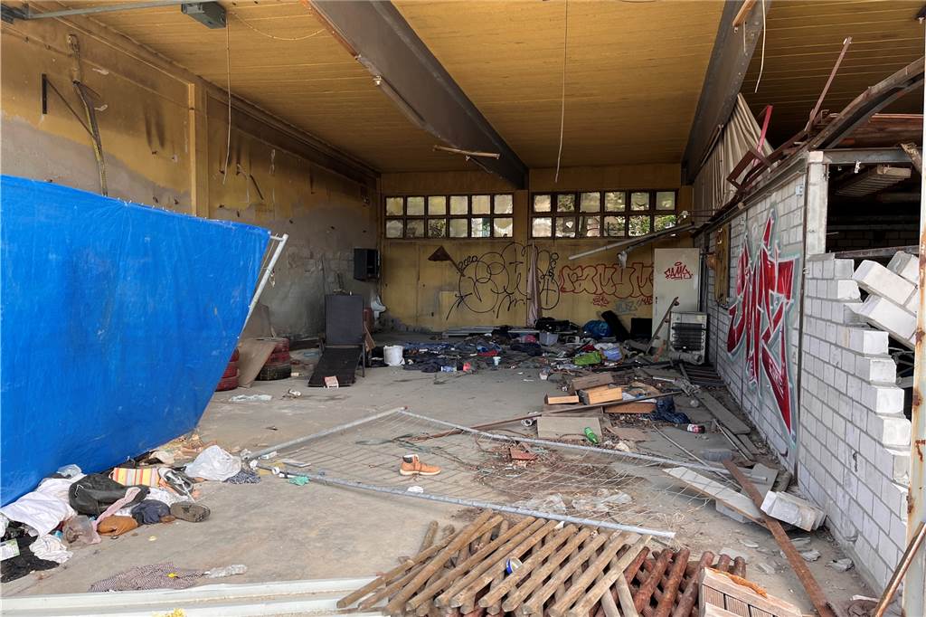 Altes Fuhrpark-Gelände: Bauschutt ist weg, Zukunft ist ungeklärt Obdachlose haben auf dem Fuhrpark-Gelände gehaust.