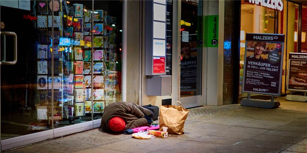 Obdachlose Menschen, die in Geschäftseingängen übernachten, werden bald möglicherweise von einem Sicherheitsdienst dort vertrieben. Dortmunder Bürgerinnen und Bürger wollen dagegen etwas unternehmen.
