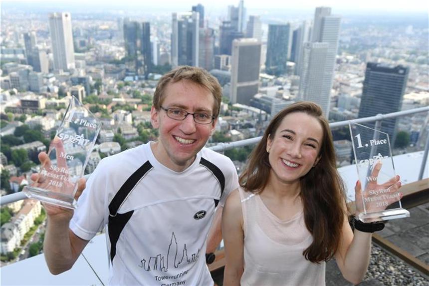 Sieger beim Frankfurter Treppenlauf ermittelt Oben angekommen: Zuzanna Kielak und Christian Riedl sind die SkyRun-Sieger. Foto: Arne Dedert