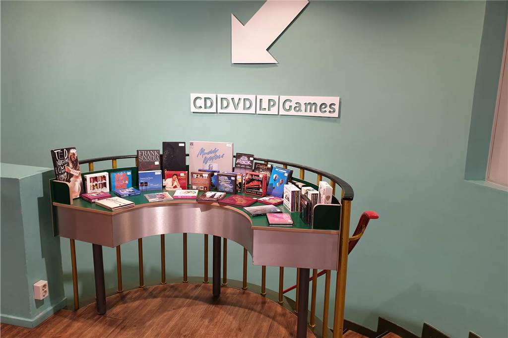 CDs und Co statt Streams: Dirk Ändras Shop hat noch immer Stammkunden Oben befinde sich CDs, doch im Erdgeschoss finden Kunden mehr.