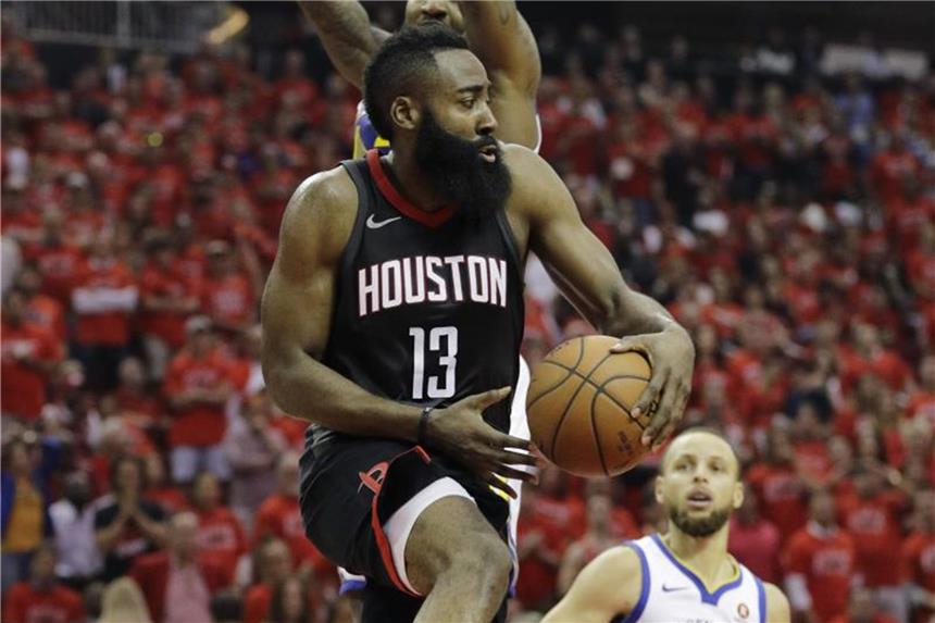 Harden als wertvollster Spieler der NBA ausgezeichnet Obenauf: James Harden (M,) von den Houston Rockets. Foto: David J. Phillip/AP