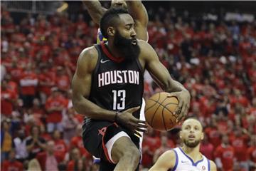 Obenauf: James Harden (M,) von den Houston Rockets. Foto: David J. Phillip/AP