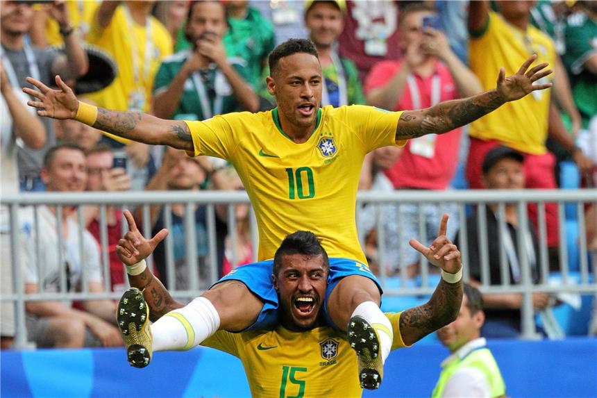 Brasilien zieht dank Neymar ins Viertelfinale ein Obenauf: Neymar (o.) und Paulinho ziehen mit Brasilien ins Viertelfinale der WM ein.