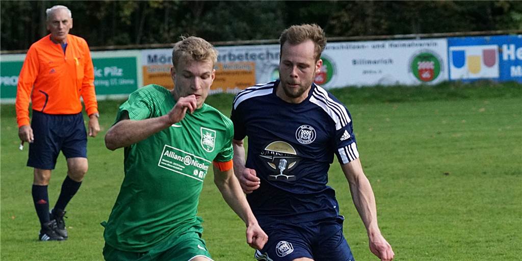 Oberadens Joshua Linus Kusch (l.) liefert sich ein Laufduell mit Billmerichs Jonas Eckhoff.