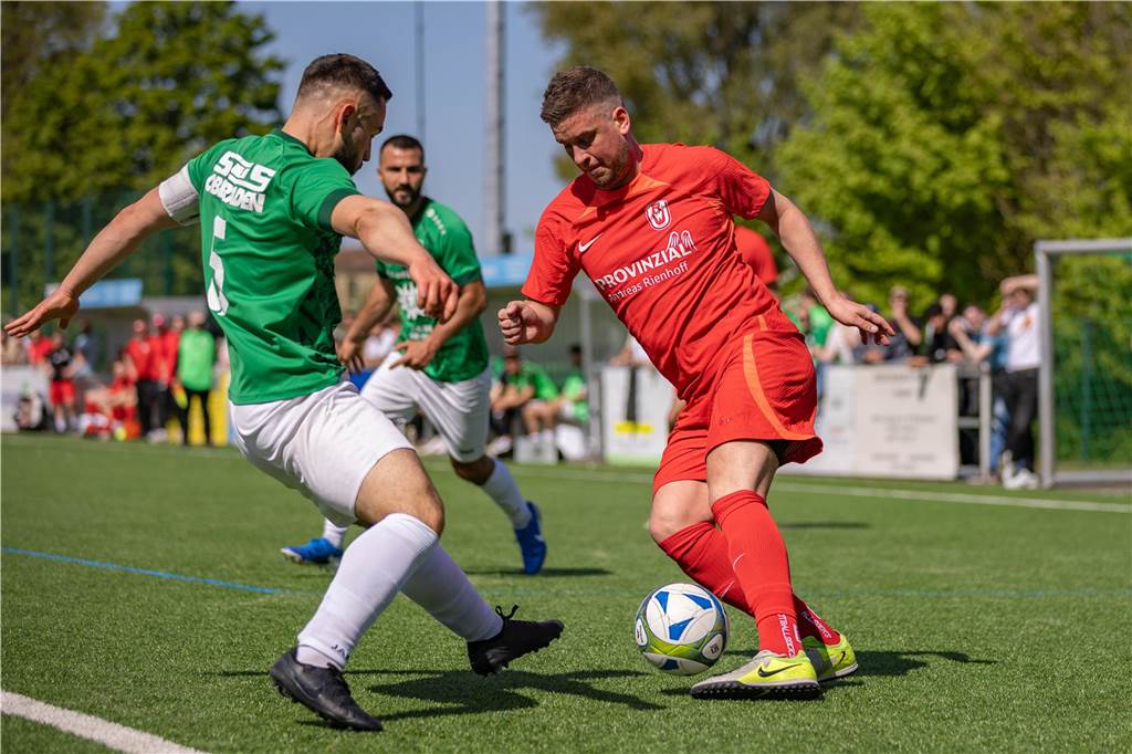 Tarik Özkan im Zweikampf mit Christoph Gnatowski