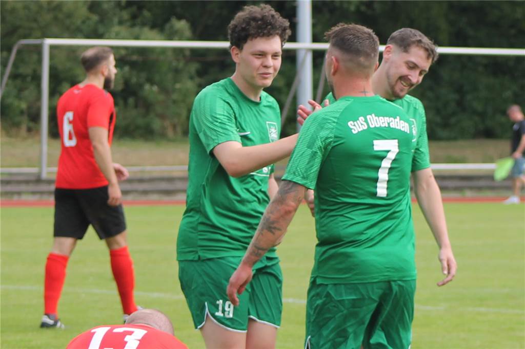 „Ein Unentschieden wäre gerecht“: SC Fröndenberg verliert gegen den SuS Oberaden Oberadens Rico Köhler (v.l.) gratuliert seinem Teamkollegen Bastian Zurstraßen und dem Torschützen Julian Meyer.