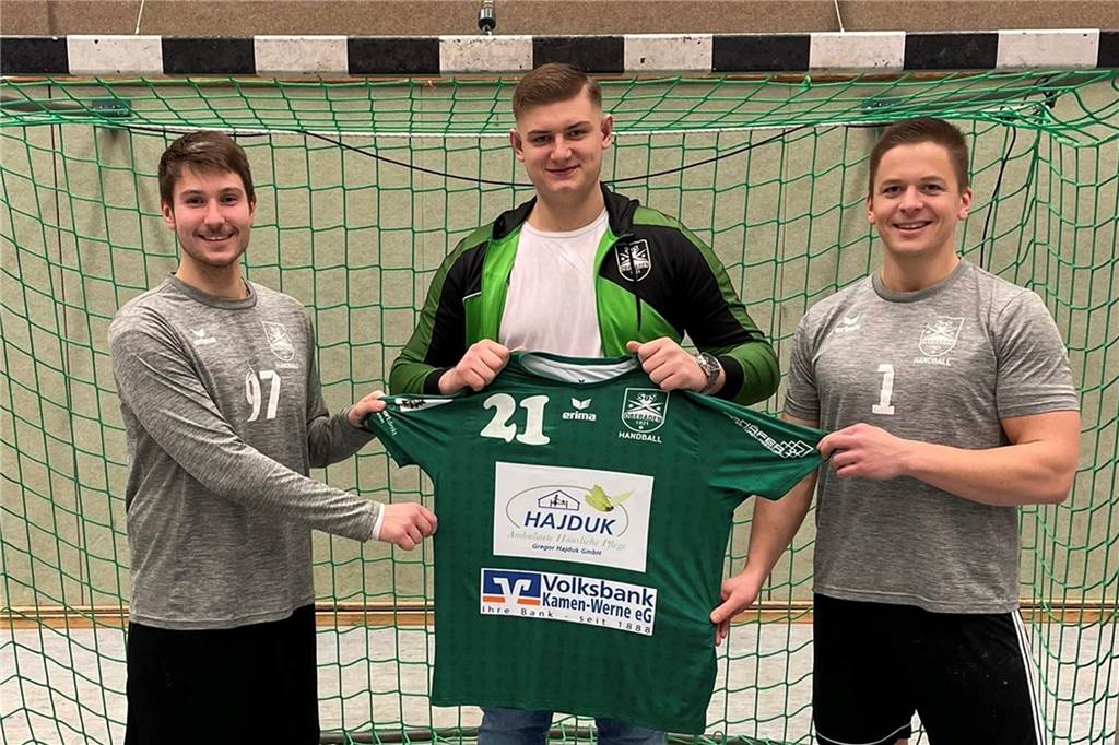 SuS Oberaden holt Zwei-Meter-„Perspektivspieler” mit Bundesliga-Erfahrung Oberadens Trainer Mats-Yannick Roth (r.) und Co-Kapitän Marvin Makus (l.) begrüßen Luc Gödecker am Römerberg