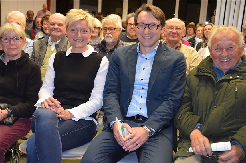 Oberärztin Nina-Jessica Scholz und PD Dr. Mike H. Baums, Chefarzt der Orthopädie, gestalteten die Abendsprechstunde.