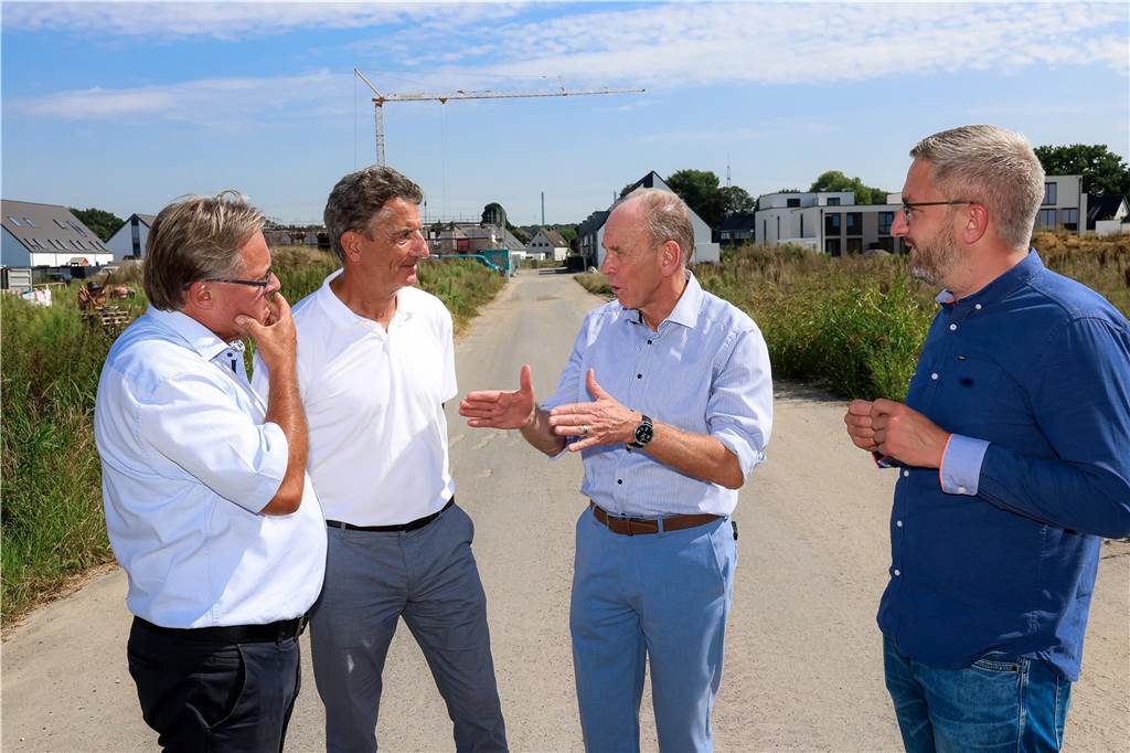 Neubaugebiet: 57 Häuser und 20 Eigentumswohnungen gehen in den Verkauf Oberbürgermeister Bernd Tischler und Bezirksbürgermeister Hendrik Dierichs ließen sich von „SWF Projektbau“-Geschäftsführer Georg Spitzer das Baugebiet zeigen.