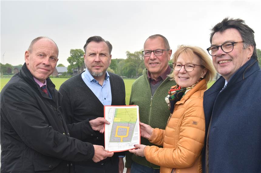 Pinntal soll weiter zur Bebauung erschlossen werden Oberbürgermeister Bernd Tischler, Frank Beicht, stellvertretender Vorsitzender des Vereins zur Wirtschaftsförderung, Ludger Schnieder, Bezirksbürgermeister Kirchhellen, Sabine Wißmann, Leiterin des Amts für Wirtschaftsförderung und Hermann Hirschfelder, Vorsitzender des Vereins für Wirtschaftsförderung, präsentieren die Pläne für das Pinntal (v.l.).