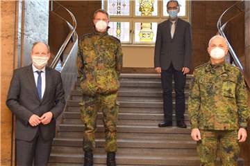 Oberbürgermeister Bernd Tischler hatte Besuch von Generalleutnant Jürgen Weigt. Auch Oberstleutnant Michael Knöpper und Stadtkämmerer Jochen Brunnhofer nahmen an den Gesprächen teil.