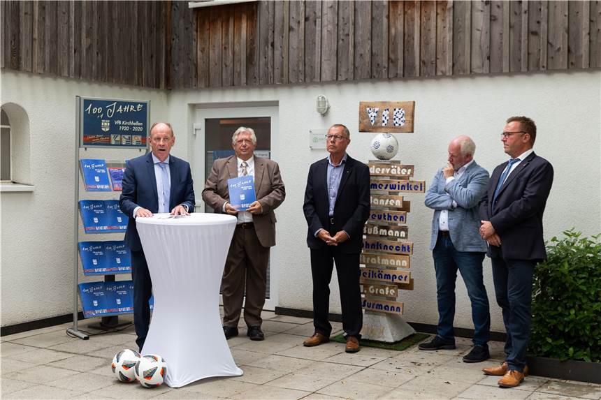 Der VfB Kirchhellen hat 100 Jahre an der Dorfgeschichte mitgeschrieben Oberbürgermeister Bernd Tischler (v.l.), Peter Pawliczek vom Heimatverein, Bezirksbürgermeister Ludger Schnieder, Peter Scheidgen vom Bottroper Sportbund und VfB-Vereinspräsident Georg Garz bei der Eröffnung.