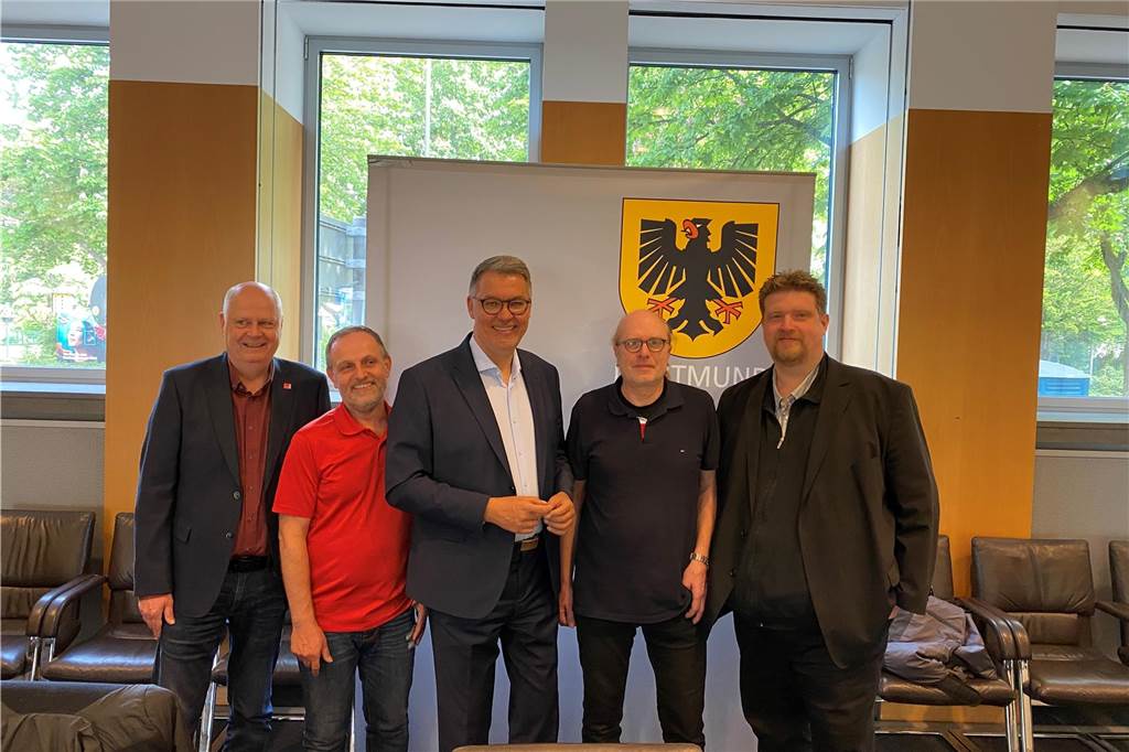 „Die Arbeit beginnt jetzt erst“: Freude über Karstadt-Rettung – und offene Fragen Oberbürgermeister Thomas Westphal freute sich mit den Vertretern der Gewerkschaft Verdi und des Galeria Karstadt-Betriebsrats über die angekündigte Rettung des Dortmunder Kaufhauses.