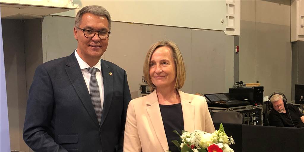 Rat hat Monika Nienaber-Willaredt zur neuen Schuldezernentin gewählt Oberbürgermeister Thomas Westphal gratulierte Monika Nienaber-Willaredt zu ihrer Wahl zur Dezernentin für Schule, Jugend und Familie in Dortmund.