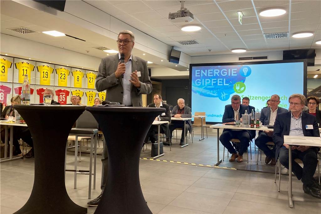 „Heizung runter“-Appell beim Energiegipfel des Oberbürgermeisters Oberbürgermeister Thomas Westphal hatte zum zweiten Energie-Spitzengespräch in der Nordtribüne des Signal Iduna Parks eingeladen.