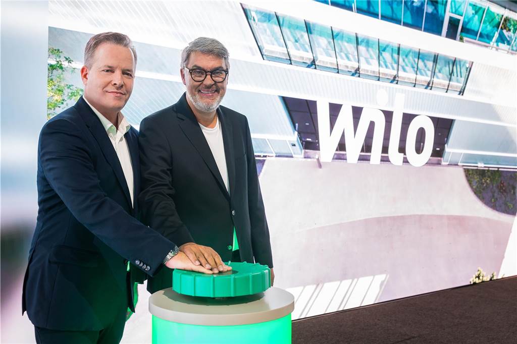 Oberbürgermeister Thomas Westphal (r.) mit Wilo-CEO Oliver Hermes bei der Eröffnung des Networking Cube.