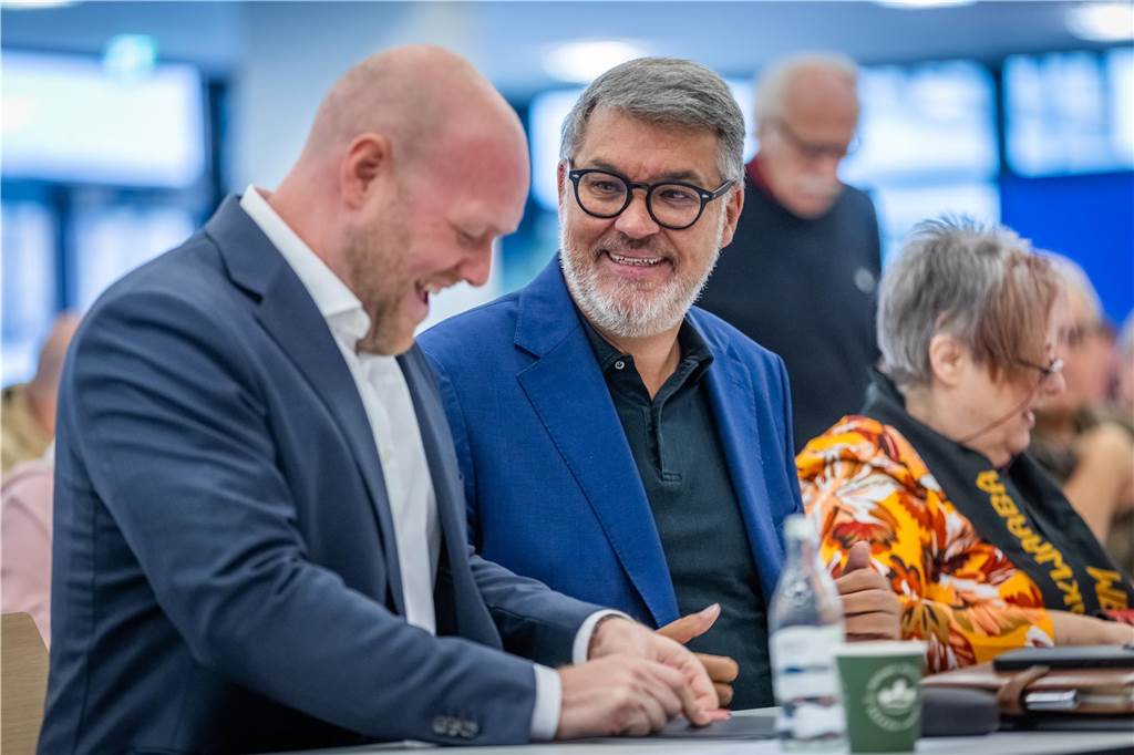Stadt Dortmund plant Dreifachsporthalle in Husen: Oberbürgermeister Thomas Westphal lacht.