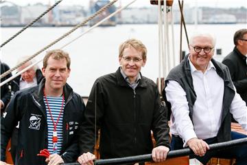 Oberbürgermeister Ulf Kämpfer (l-r), Ministerpräsident Daniel Günther und Bundespräsident Frank-Walter Steinmeier an Bord des Segelschulschiffs Thor Heyerdal. Foto: Frank Molter