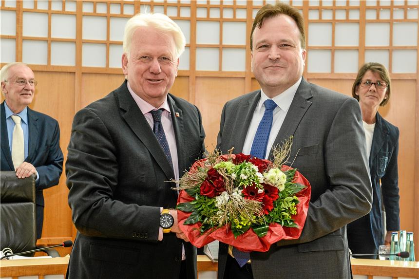 Große Mehrheit für Norbert Dahmen Oberbürgermeister Ullrich Sierau gratulierte Norbert Dahmen (r.), der im Rat der Stadt mit großer Mehrheit zum neuen Rechts- und Ordnungsdezernenten gewählt wurde.