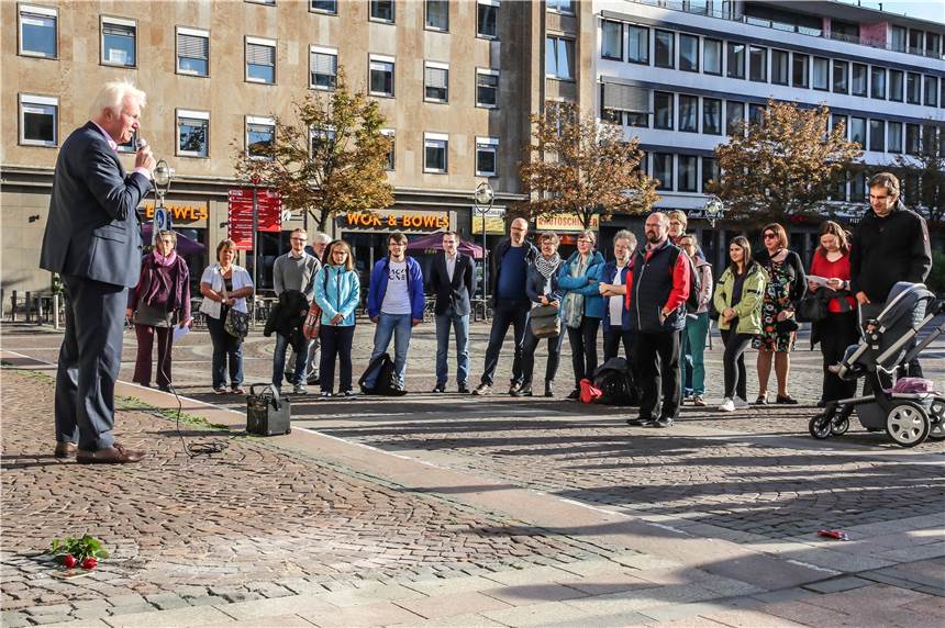 Stolpersteine erinnern erstmals in Dortmund an obdachloses Opfer des Nationalsozialismus Oberbürgermeister Ullrich Sierau hielt bei der Verlegung des Stolpersteins für Kurt Dorr eine Ansprache.