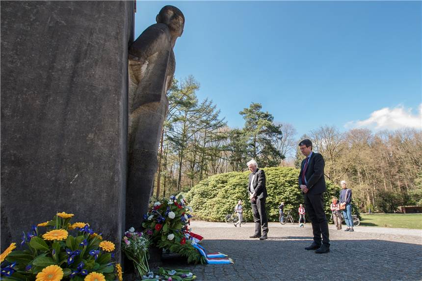 Karfreitagsgedenken ohne Öffentlichkeit, aber mit Zeichen des Respekts Oberbürgermeister Ullrich Sierau und Dr. Stefan Mühlhofer, Vorsitzender der Regionalen Arbeitsgemeinschaft „Gegen das Vergessen – Für Demokratie e.V.“, erinnerten in der Dortmunder Bittermark an die Opfer des Nationalsozialismus.