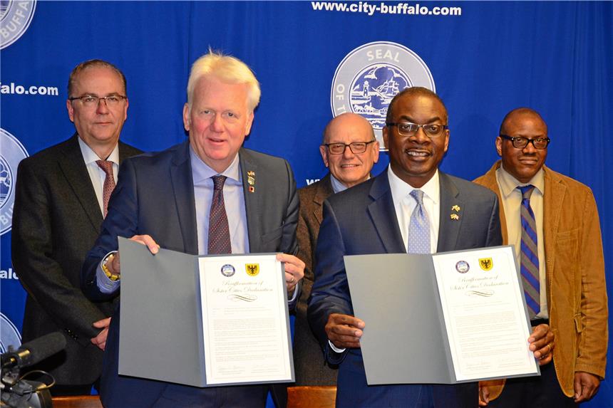 Sierau will 40-jährige Verbindung mit US-Stadt ausbauen Oberbürgermeister Ullrich Sierau und sein Amtskollege Byron Brown unterzeichneten ein neue Städtepartnerschaftsvereinbarung. Hinter ihnen stehen (v.l.) Klaus Wegener, Präsident der Auslandsgesellschaft, Joe Roetter vom City Sister Committee und ein Mitarbeiter Browns.