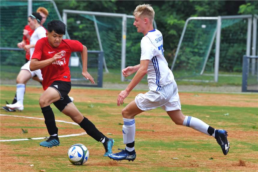 B-Junioren: Wacker Obercastrop feiert ersten Bezirksliga-Erfolg Obercastrops Angreifer Robin Brunsberg (r) bereitete ein Tor gegen Wattenscheid II vor.