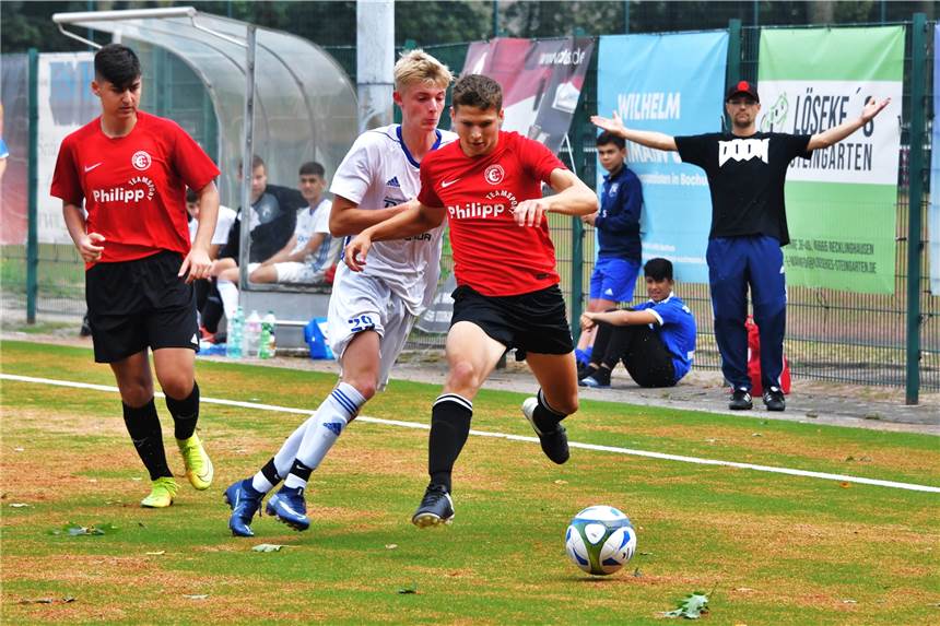 Härtetest: Obercastroper B-Junioren bewältigen zwei Spiele binnen 24 Stunden Obercastrops Angreifer Robin Brunsberg (weißes Trikot) wird von einem Erkenschwicker Abwehrspieler gestoppt.