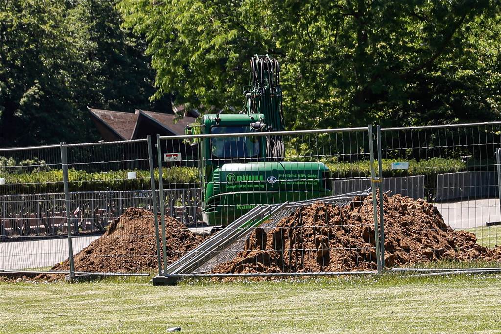 Oberhalb des Buschmühlenteichs wird nach Bomben-Blindgängern aus der Zeit des Zweiten Weltkriegs geforscht.