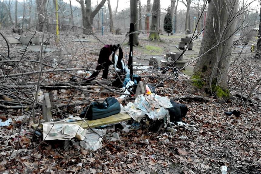 Oberhalb des Minigolfplatzes im Goldschmieding-Park ist der Bereich um und auf einer Fußgängerbank zugemüllt. In einem Splitterschutzbunker sind eine Matratze sowie Kleidungsstücke zu finden. 