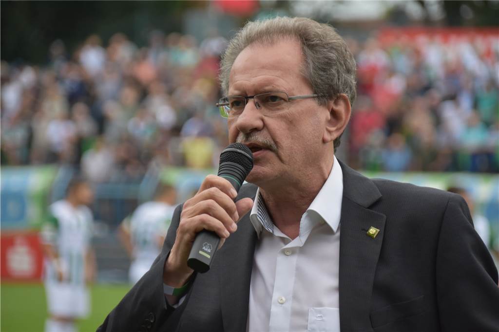 Hickhack um Oberliga-Zukunft: Jetzt äußert sich der Staffelleiter Oberliga-Staffelleiter Reinhold Spohn will bei einer Videokonferenz noch einmal mit den Vereinen über eine Einteilung der Liga diskutieren.