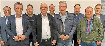 Obermeister Peter Elbers (4.v.l.) mit seinem neu gewähltem Vorstand: v.l. Gerd Boomers, Jürgen Kroos, Ralf Leifkes, Andreas Wenige, Jürgen Holste, Markus Krause, Joan-Hendrik Rüschkamp.