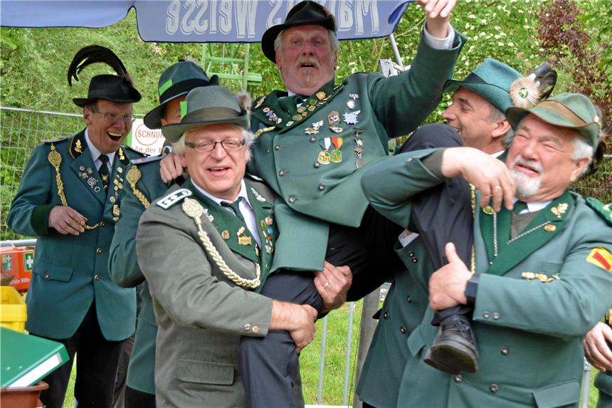 Detlev Ringe befördert sich vom Oberst zum König Oberst Detlev Ringe beförderte sich beim Vogelschießen des Schützenvereins Cappenberg selbst. Mit dem 712. Schuss holte er um 15.37 Uhr den kümmerlichen Vogelrest von der Stange.