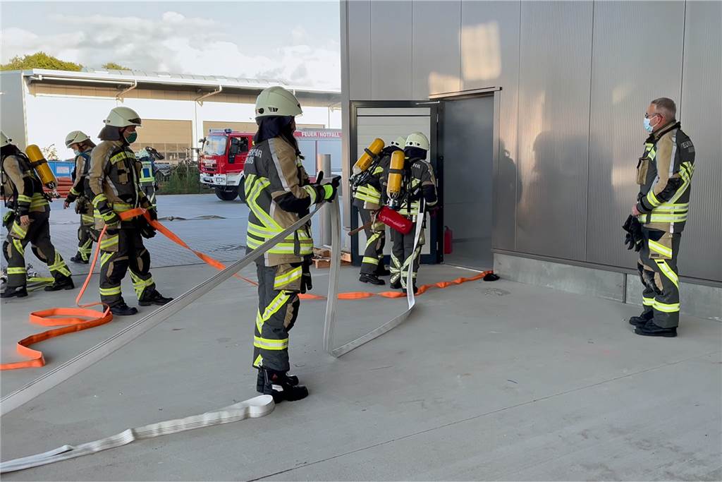 Mit Video: Menschen in Gefahr – Feuerwehrleute in verrauchter Halle aktiv Oberste Priorität: Mehrere Trupps drangen unter Atemschutz in die Halle ein, um die vermissten Mitarbeiter zu orten. Löschzugführer Ulrich Honrath (r.) beobachtet.