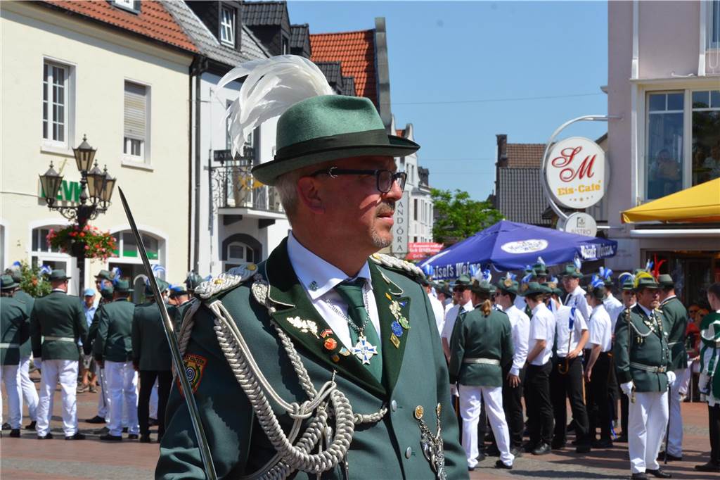 Mick Waldmann vor den Schützenkompanien