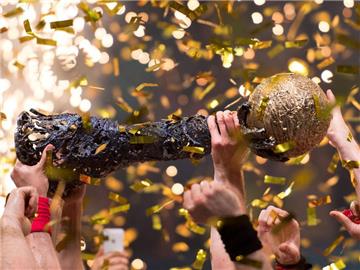Objekt der Begierde: Der Pokal der Champions League im Handball. Foto: Marius Becker/dpa